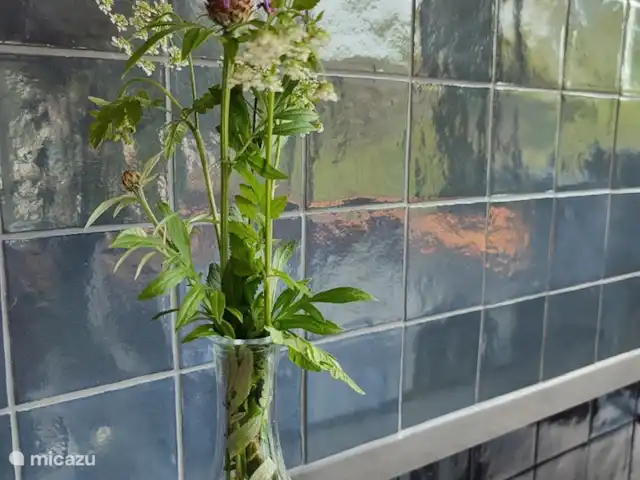Een bloemetje staat al voor jullie klaar.
